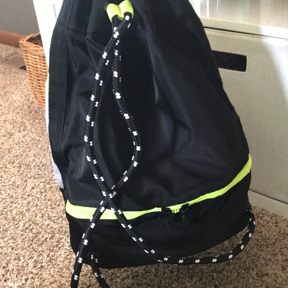 Like New Fiorucci x Fun Bucket/Backpack bag!🖤💛 - Picture 7 of 12